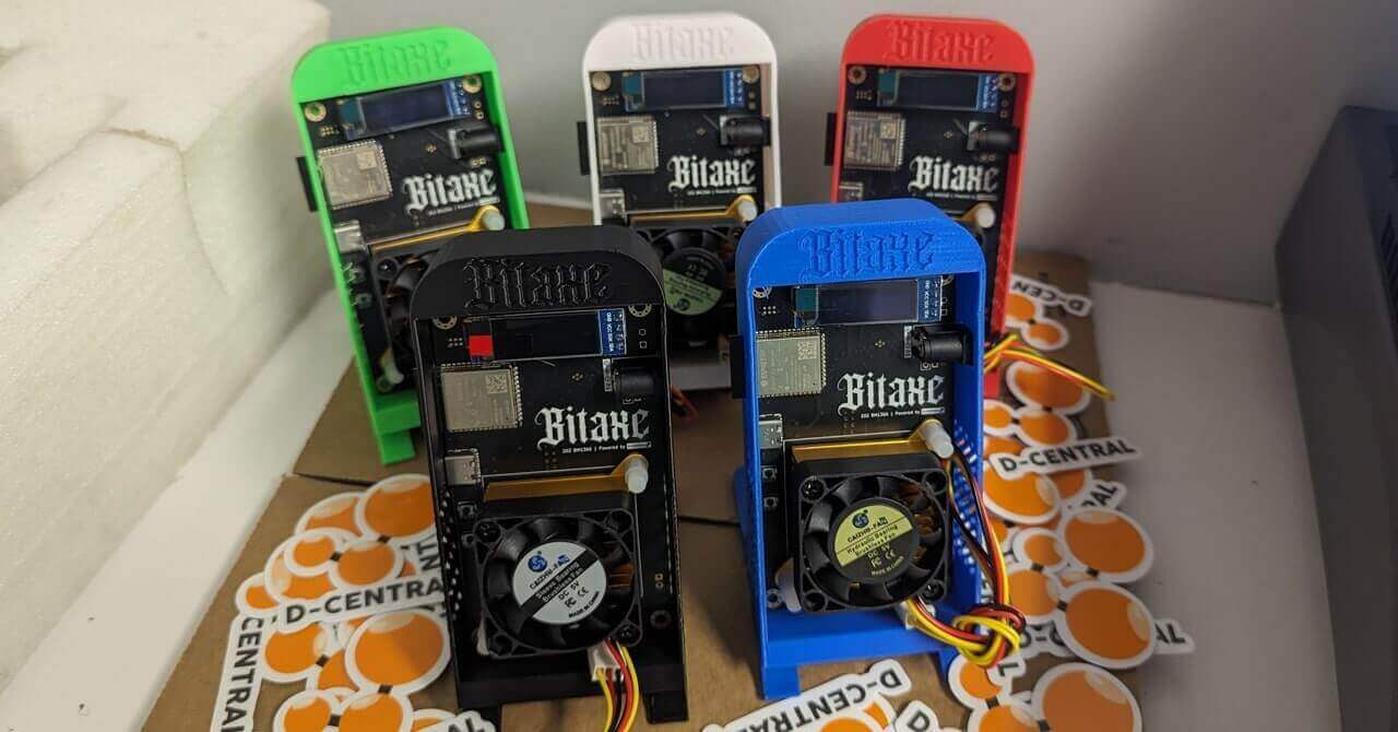 Bitaxes em diferentes cores (verde, azul, preto, branco e vermelho)