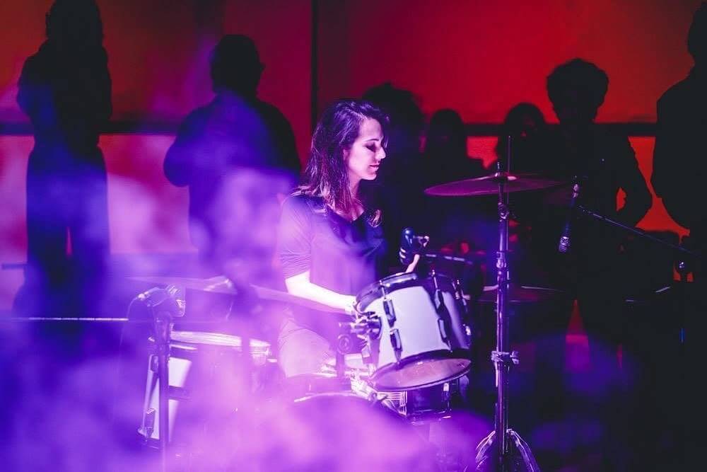 Carol Souza tocando bateria