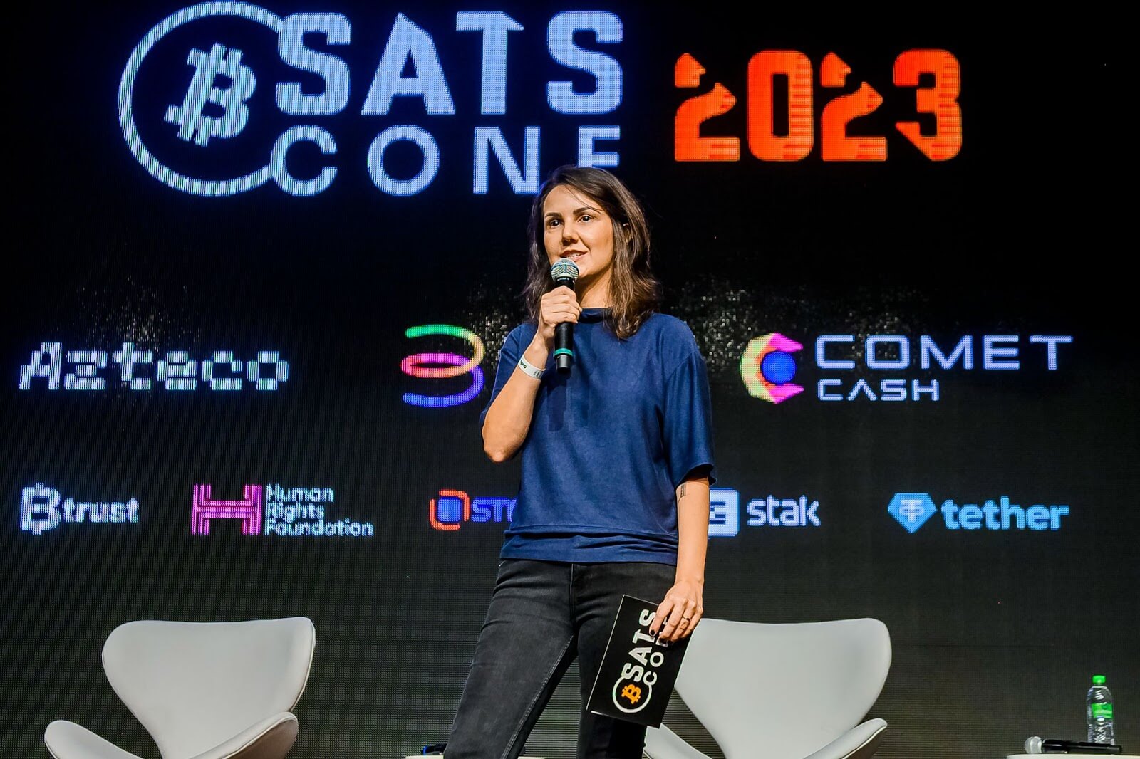 Carol Souza palestrando na Satsconf 2023