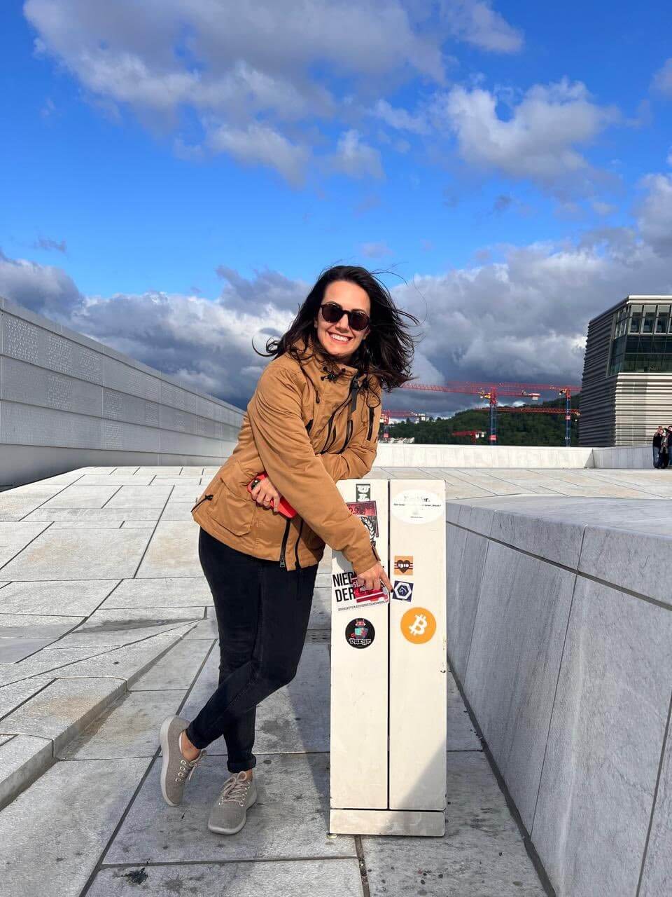 Carol Souza em uma conferência de Bitcoin em Lisboa